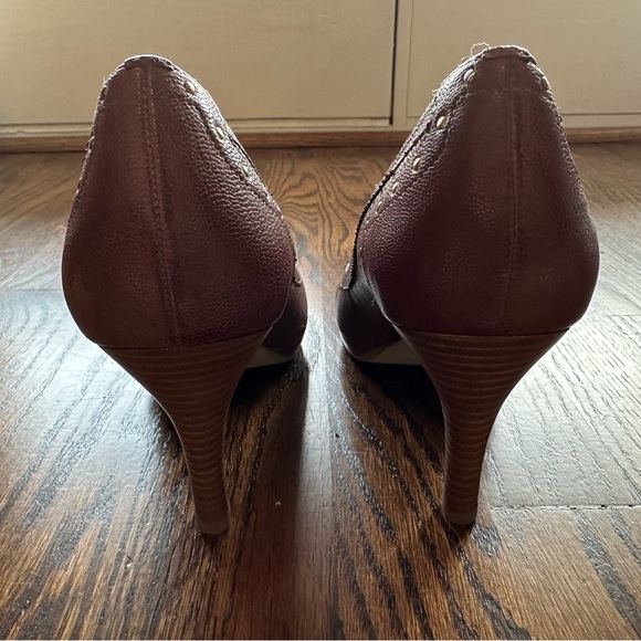 New AK Ann Klein Brown Studded Platform Heels - Sz 9 - Picture 2 of 6